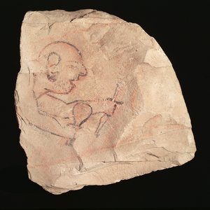 Ostracon, joka kuvaa karvaamatonta kivenhakkaajaa, mahdollisesti Deir el-Medinasta, 19.-20. dynastia, 1200-1153 eKr. (maalattu kalkkikivi) (katso myös 282583)